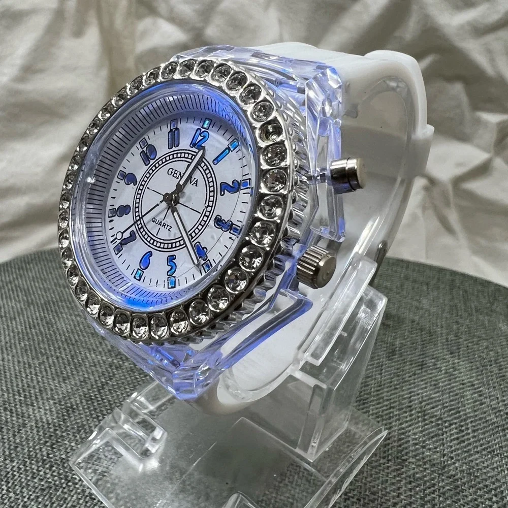 NWOT…GENEVA QUARTZ WATCH, WHITE BAND LED WATCH COLOR CHANGING. AMAZING ☑️